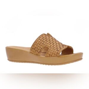 NWB L'Amour des Pieds
Cusaro Platform Tan Wedge
Slide Sandal in Lioness, Size 7